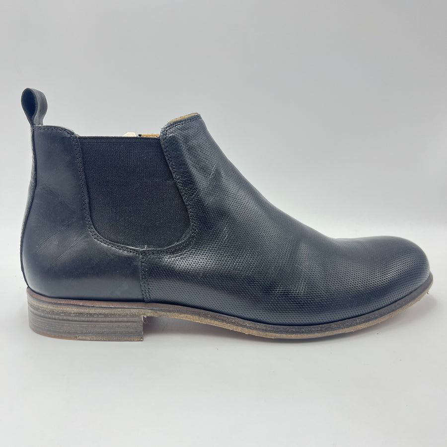 Stivaletto Artigiani Giocondi - Elegante Stivaletto Chelsea in Pelle Nera Micro-Traforata con Zip