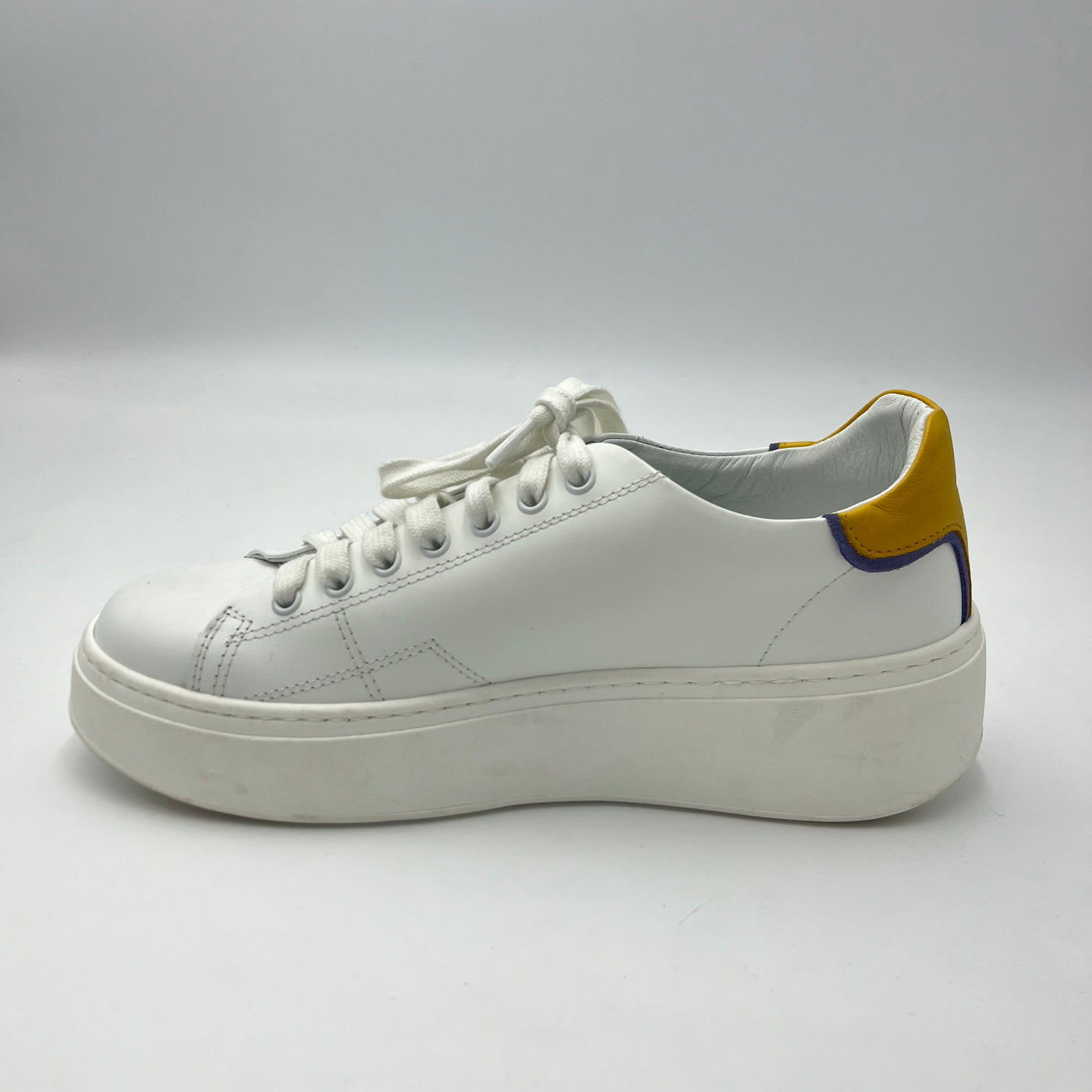 Sneaker Meline - Sneaker Bianca Classica con Dettaglio Posteriore Senape