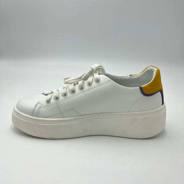 Sneaker Meline - Sneaker Bianca Classica con Dettaglio Posteriore Senape