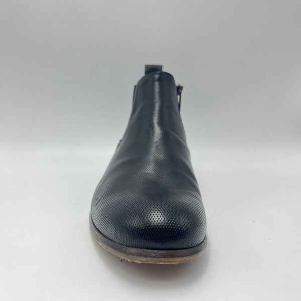 Stivaletto Artigiani Giocondi - Elegante Stivaletto Chelsea in Pelle Nera Micro-Traforata con Zip