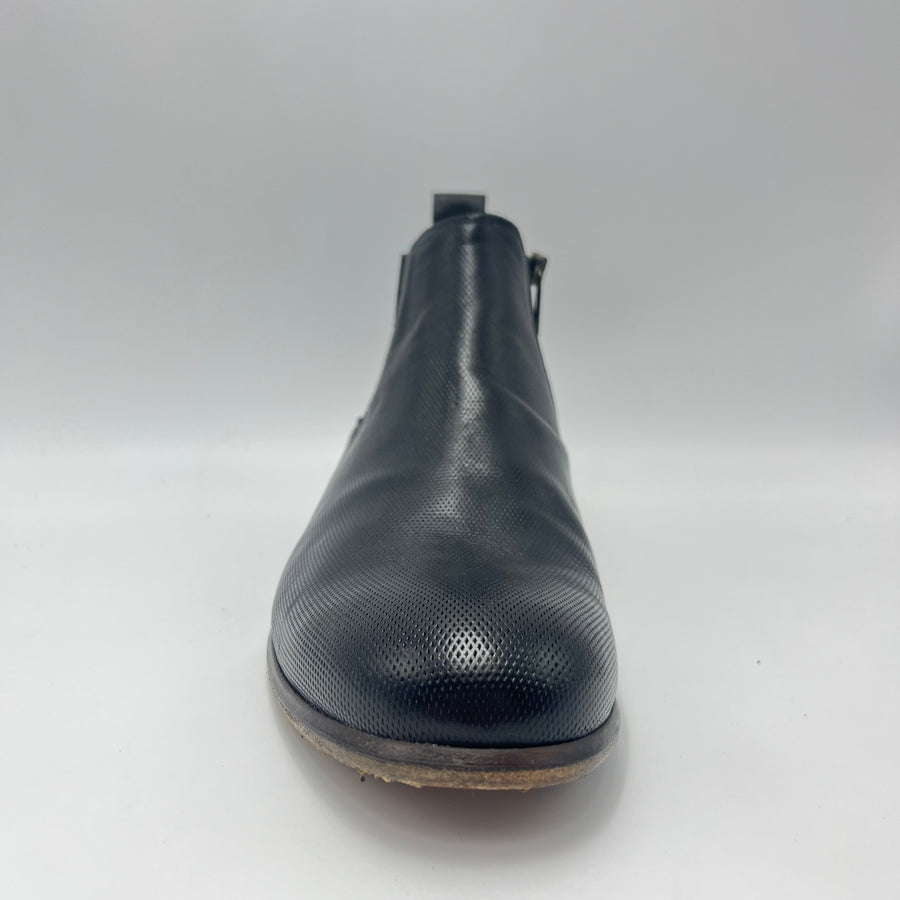 Stivaletto Artigiani Giocondi - Elegante Stivaletto Chelsea in Pelle Nera Micro-Traforata con Zip