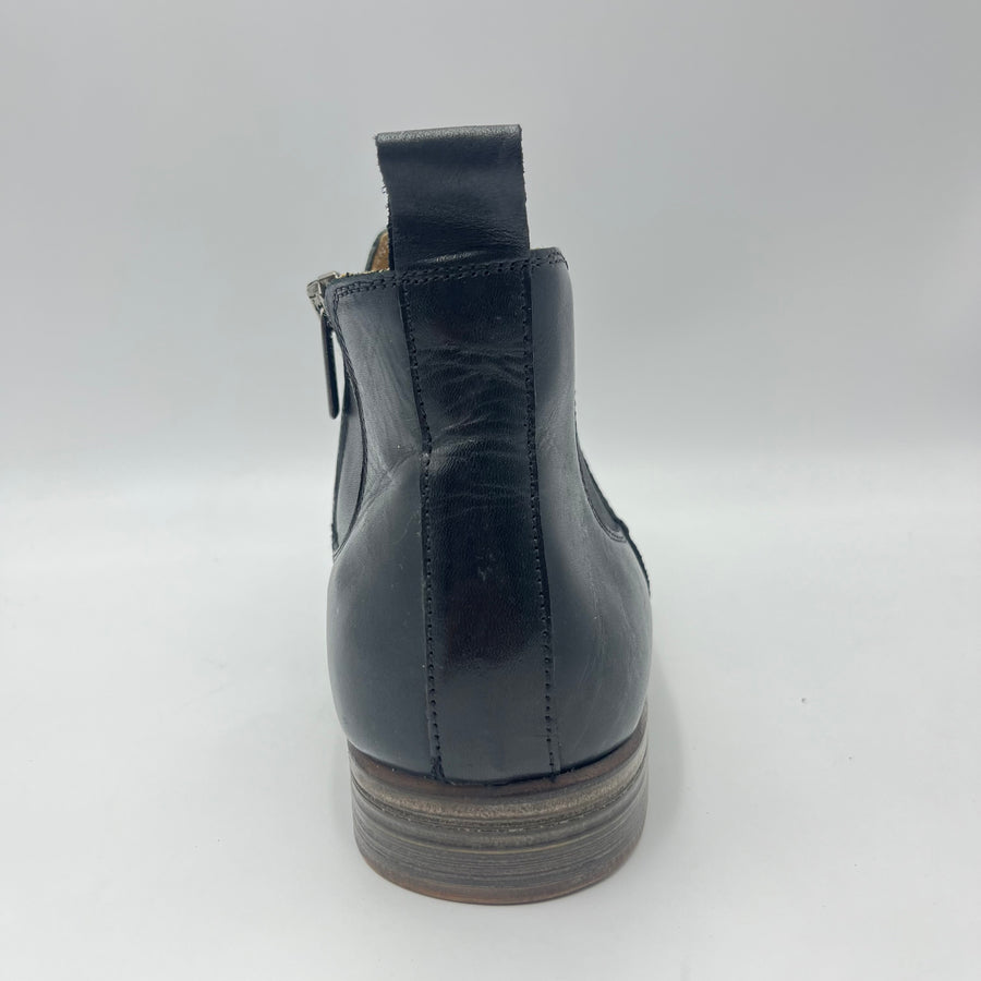 Stivaletto Artigiani Giocondi - Elegante Stivaletto Chelsea in Pelle Nera Micro-Traforata con Zip