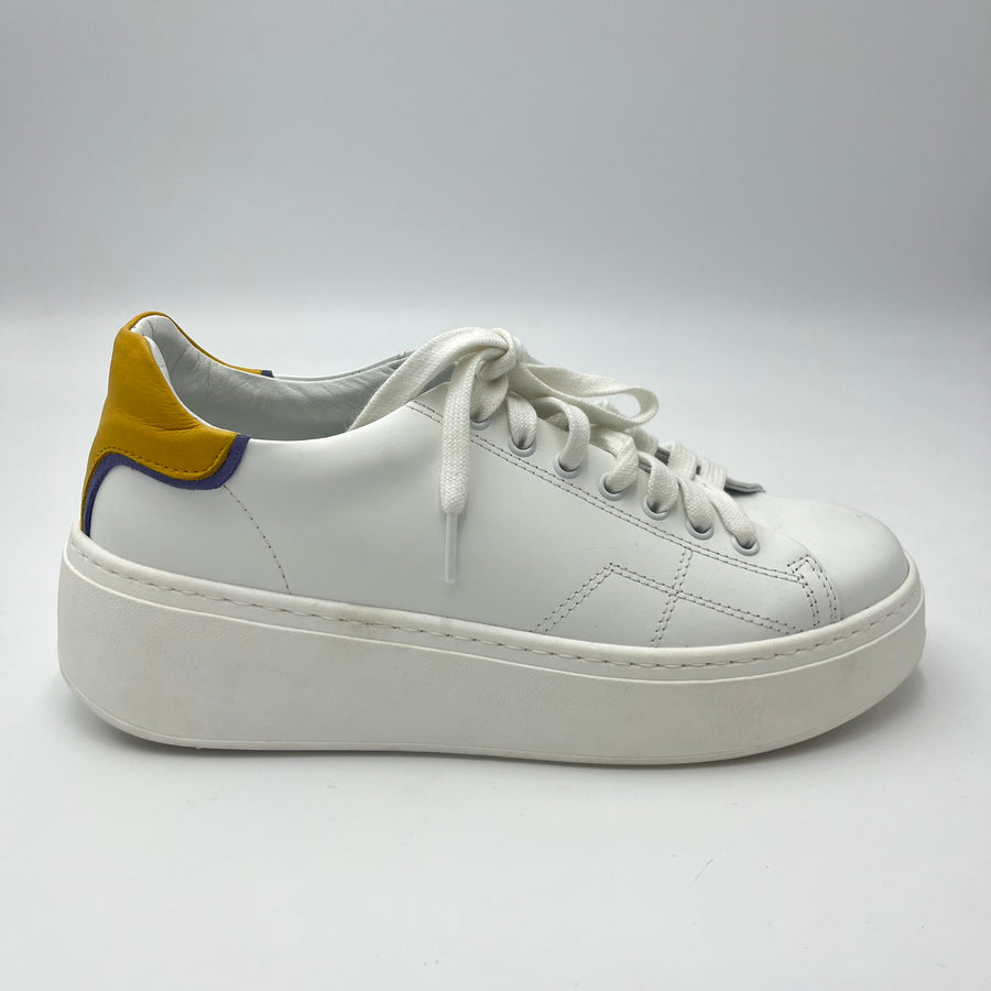 Sneaker Meline - Sneaker Bianca Classica con Dettaglio Posteriore Senape