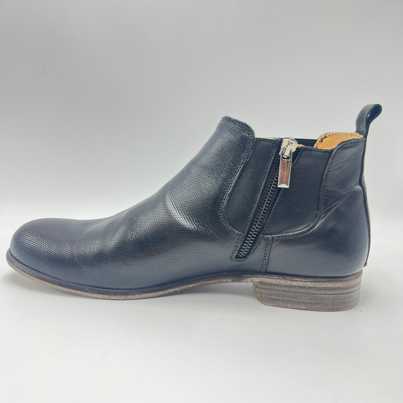 Stivaletto Artigiani Giocondi - Elegante Stivaletto Chelsea in Pelle Nera Micro-Traforata con Zip