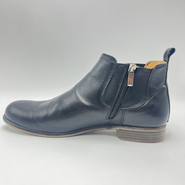 Stivaletto Artigiani Giocondi - Elegante Stivaletto Chelsea in Pelle Nera Micro-Traforata con Zip