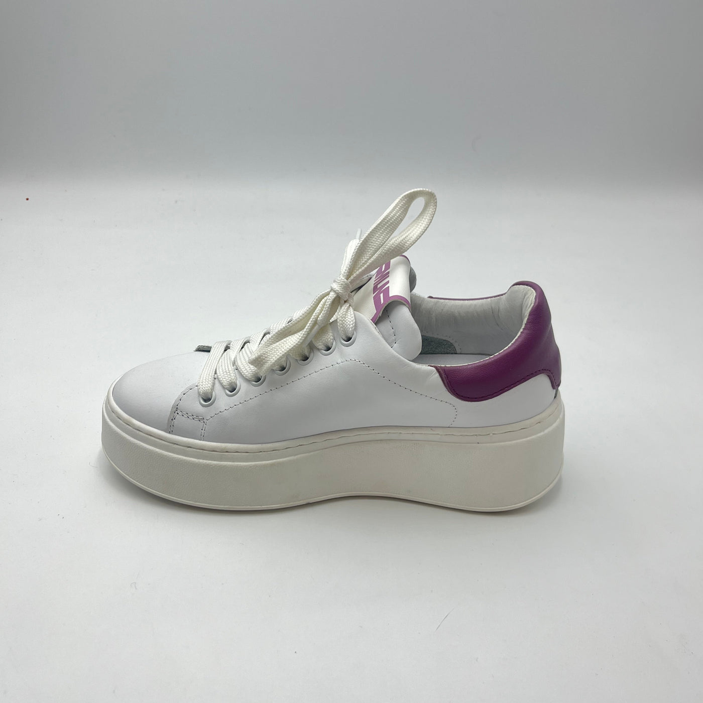 Sneaker Meline - Sneaker Platform Bianca con Logo Gold e Tallone Prugna